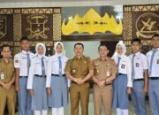 Lepas 6 Calon Paskibraka Tingkat Provinsi dan Nasional Parosil Mabsus Janjikan Reward,Buatlah judul di samping menjadi lebih menarik