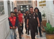 OTT di Kantor Camat Pagar Gunung: Dua Orang Diborgol dan Berompi Tahanan, Diamankan di Kejati Sumsel