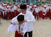 39 Ribu Seragam Gratis Dibagikan! Ratu Dewa: Bukti Komitmen Sejak Hari Pertama Sekolah