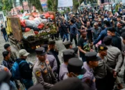 Warga Pandeglang Tunjukkan Protes Lewat Aksi Buang Sampah ke Kantor Bupati