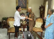 Gibran Kunjungi Try Sutrisno, Sampaikan Undangan HUT RI