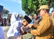 Pemkot Jambi Bagikan Sepatu Gratis untuk Siswa Sekolah Rakyat