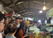 Suasana Hangat Blusukan Gibran di Pasar Pontianak: Belanja Sayur Pakis sampai Ikan Asin