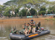 Kodam Jaya Turun Tangan Bersihkan Sampah di Kanal Banjir Barat Jakbar