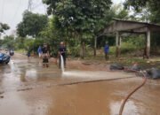Damkar Turun Tangan Bersihkan Lumpur Pascabanjir di Villa Pamulang Depok