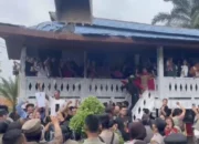 Penghancuran Rumah Kayu di Belakang Marcopolo, Lagu Indonesia Raya Menggema