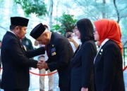 Herman Deru Anugerahkan Satyalancana Karya Satya kepada 321 ASN Atas Nama Presiden