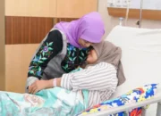 Khofifah Sambangi Korban Kecelakaan Maut di RSBS Jember