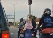 Viral, Pengemis Pukul Pengendara Motor di Exit Tol Madiun