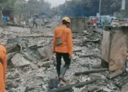 Tiga Mobil Damkar Dikerahkan Atasi Kebakaran Kios Oleh-oleh di Purwakarta