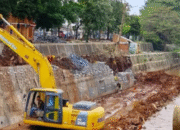 Pemkot Jaktim Kejar Penyelesaian Perbaikan Turap Kali Baru Sebelum Akhir November