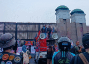 Meski Diguyur Hujan, Ojol Tetap Lanjutkan Aksi di DPR