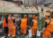 Ratusan Petugas Bersihkan Puing Kebakaran di Tamansari, Jakbar