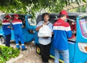 PGN Beri Bantuan Sembako untuk Pengemudi Bajaj Berbahan Bakar Gas