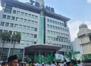 Massa PWNU DKI Kibarkan Bendera Hijau di Gedung Trans7