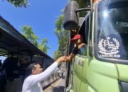 Wagub Aceh Tunjukkan Kepedulian, Beri Uang Saku untuk Sopir Truk di Aceh Jaya