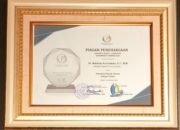 Sekdaprov Lampung Raih Penghargaan Sekda Terbaik Kategori Vision Pada ASKOMSI Digital Leadership Government Award 2025