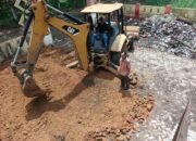 Meski Hari libur  DLH Tubaba Tetap Bekerja Bersihkan Sampah