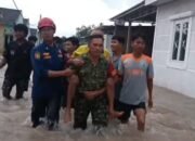 Asksi Heroik Sertu Doni Babinsa 421-09/Tjb ,Gendong Lansia yang Terdampak Banjir Di Wilayah Binaan