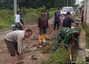 Manunggal dengan Rakyat, Babinsa Gotong Royong Timbun Jalan Berlubang Dan pembersihan Parit