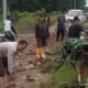 Manunggal dengan Rakyat, Babinsa Gotong Royong Timbun Jalan Berlubang Dan pembersihan Parit