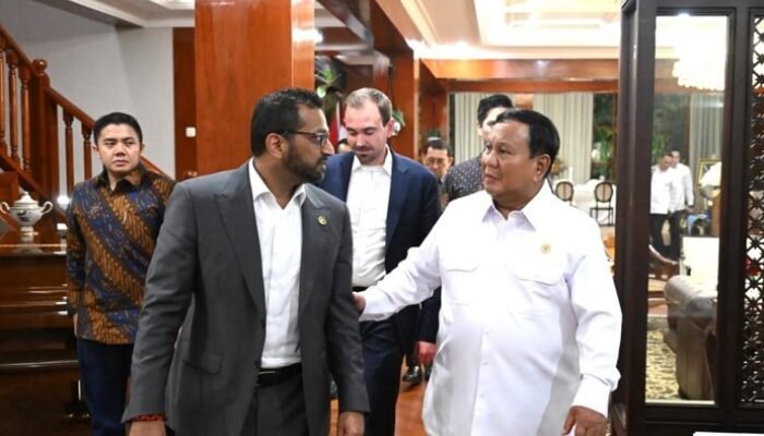 Momen Bersejarah! Direktur FBI Kash Patel Serahkan Artefak Papua kepada Presiden Prabowo.
