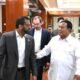 Momen Bersejarah! Direktur FBI Kash Patel Serahkan Artefak Papua kepada Presiden Prabowo.