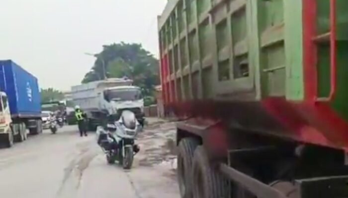 Bikin Macet Parah! Truk Parkir Sembarangan di Cakung-Cilincing Ditindak Polisi dan Dishub