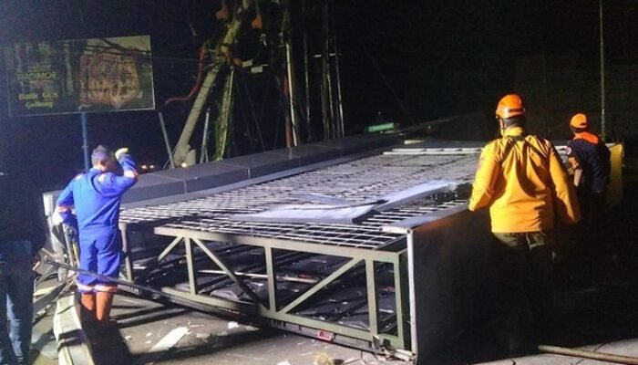 Tragedi di Majalengka! Videotron Ambruk di Bundaran Cigasong, Pemotor Wanita Tewas Tertimpa