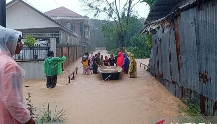 Banjir Besar Terjang Padang! Kendaraan Hanyut, Warga Dievakuasi dengan Perahu