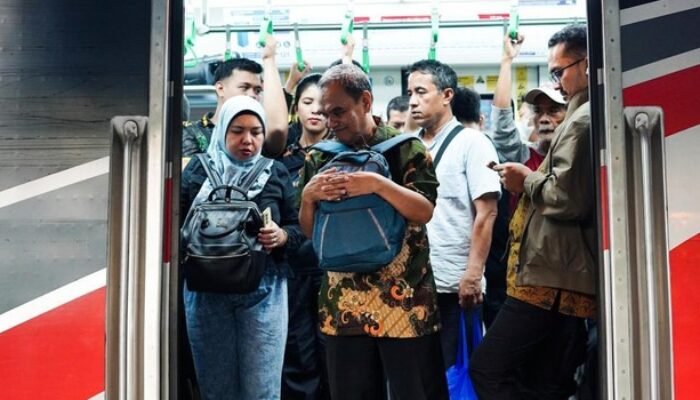 Perjalanan KRL Tanah Abang Terganggu, KAI Commuter Minta Penumpang Tetap Tenang