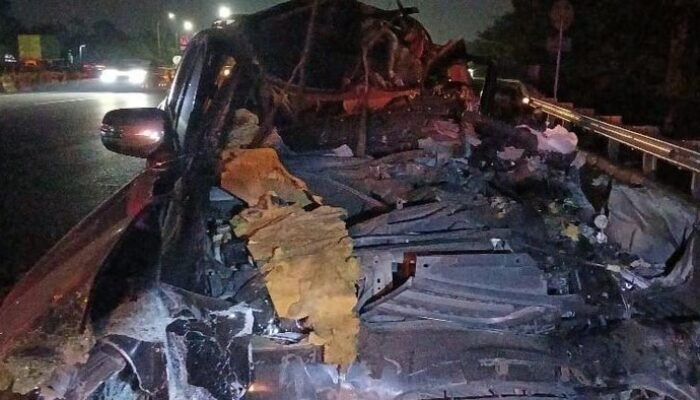 Kecelakaan Dini Hari di Tol Jagorawi: Pajero Hantam Truk Semen hingga Bagian Depan Ringsek