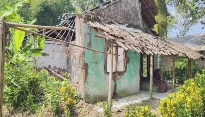 Miris! Nenek Sanami 75 Tahun Tinggal di Rumah Hampir Ambruk, Kadang Terpaksa Puasa