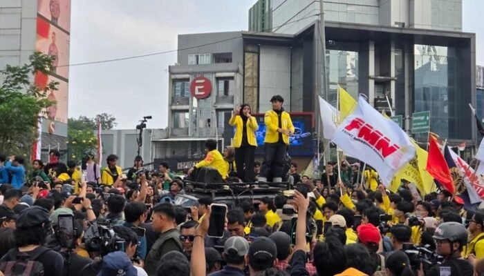 BEM UI dan FMN Turun ke Jalan! 8 Tuntutan Dibawa, Termasuk Desakan Bencana Nasional