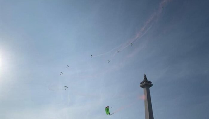 Langit Jakarta Mendadak Merah Putih! Penerjun Kopassus-Kopasga Ramaikan Merdeka Run 2026