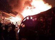 Kebakaran Hebat di Kalbar! Api Lahap Lebih dari 30 Ruko di Pasar Sungai Duri