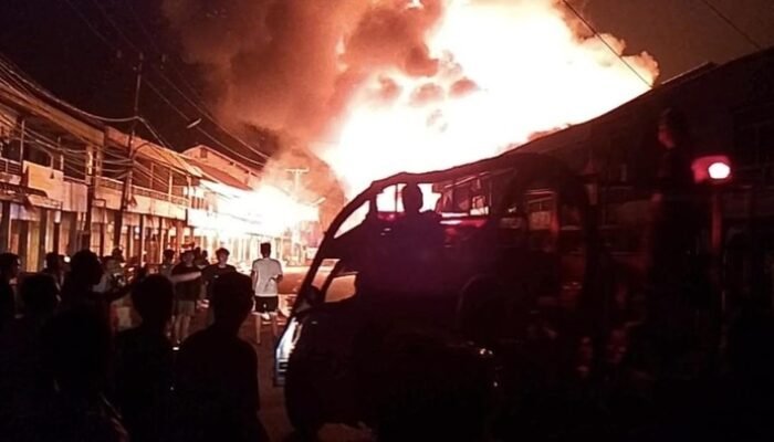 Kebakaran Hebat di Kalbar! Api Lahap Lebih dari 30 Ruko di Pasar Sungai Duri
