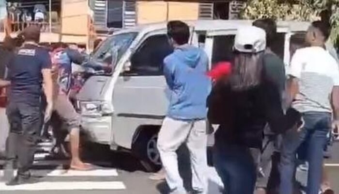 Bikin Geger! Mobil Tabrak Motor hingga Rombongan Gerak Jalan, Sopir Jadi Sasaran Amuk Warga
