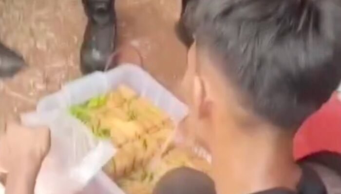 Momen Humanis di Tengah Pengamanan Demo DPR: Polisi Borong Tahu untuk Warga