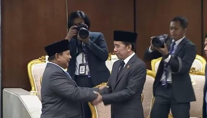 Prabowo Hormat ke Jokowi di Senayan, Dibalas Hormat hingga Keduanya Tertawa Bersama