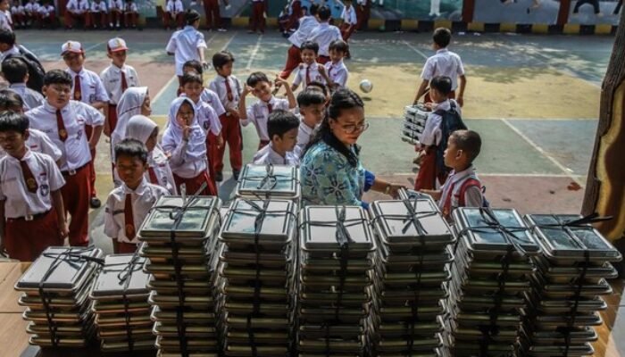Prabowo Pastikan MBG Lanjut, DPR Desak Dapur Tak Standar Dievaluasi hingga Ditutup