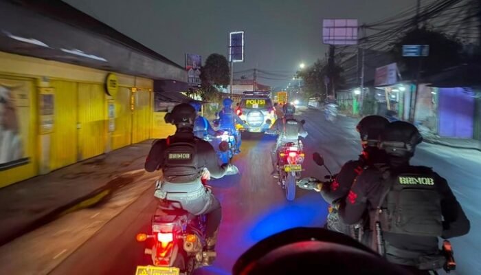 Kecelakaan Dini Hari di Jalan Sultan Agung Bekasi, Brimob Evakuasi Pemotor Patah Tulang