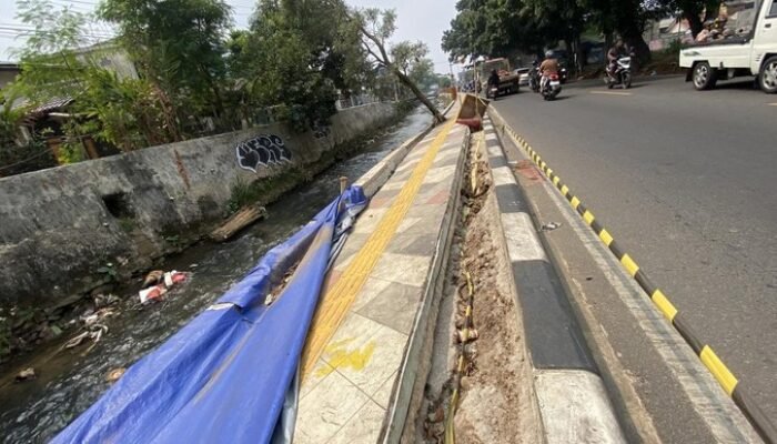 Trotoar Rp9,7 Miliar di Depok Ambles, Pemkot Janji Segera Perbaiki Pakai Dana Darurat
