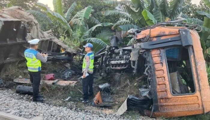 Kecelakaan Maut di Sergai! Truk Hantam Jalur Kereta, Sopir Meninggal Usai Ditabrak KA Putri Deli