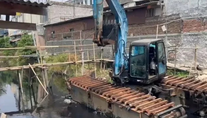 Warga Tegal Alur Patungan Bangun Jembatan Bambu, Gubernur Pramono Janji Ganti Beton