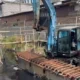 Warga Tegal Alur Patungan Bangun Jembatan Bambu, Gubernur Pramono Janji Ganti Beton
